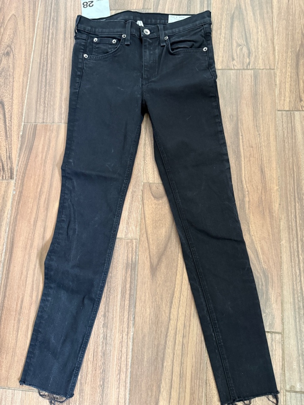 rag & bone Black Ankle Skinny Jeans for Women
Waist 14-15”.Rise 9”.Inseam 27”